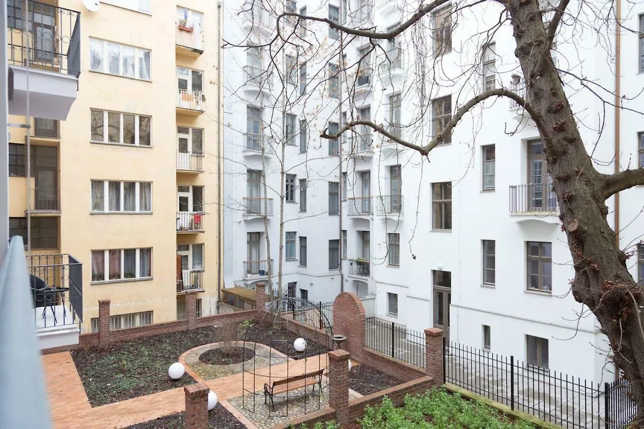 Chateau Savoy, Serikova 8 Apartment Prague