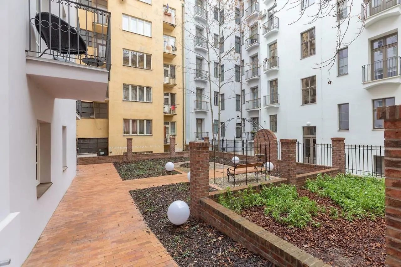 Chateau Savoy, Serikova 8 Apartment Prague