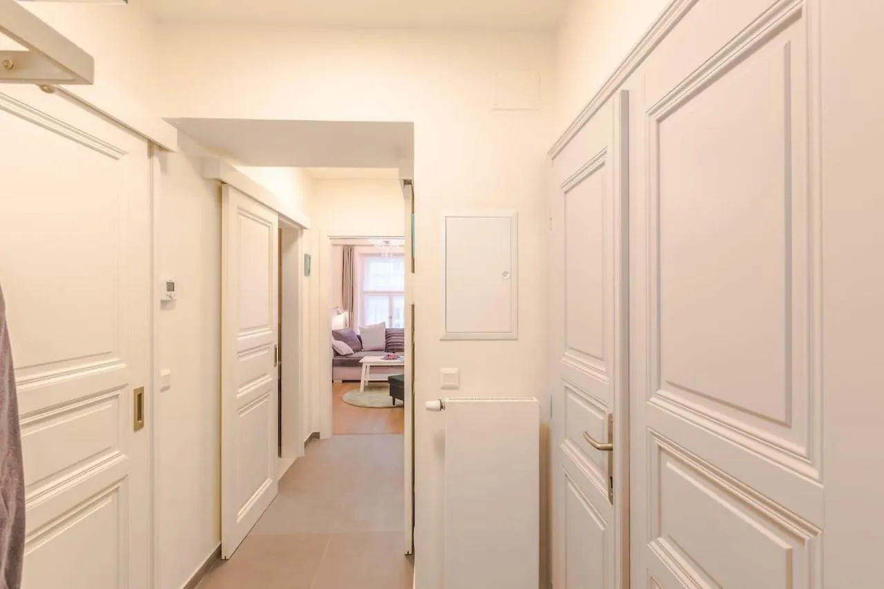 Chateau Savoy, Serikova 8 Apartment Prague
