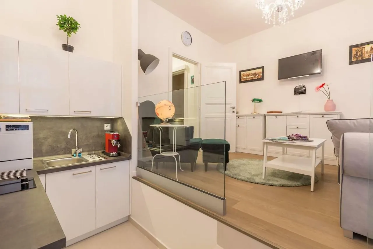 Chateau Savoy, Serikova 8 Apartment Prague