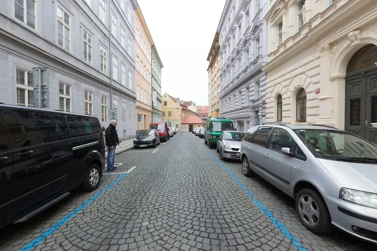 Chateau Savoy, Serikova 8 Apartment Prague