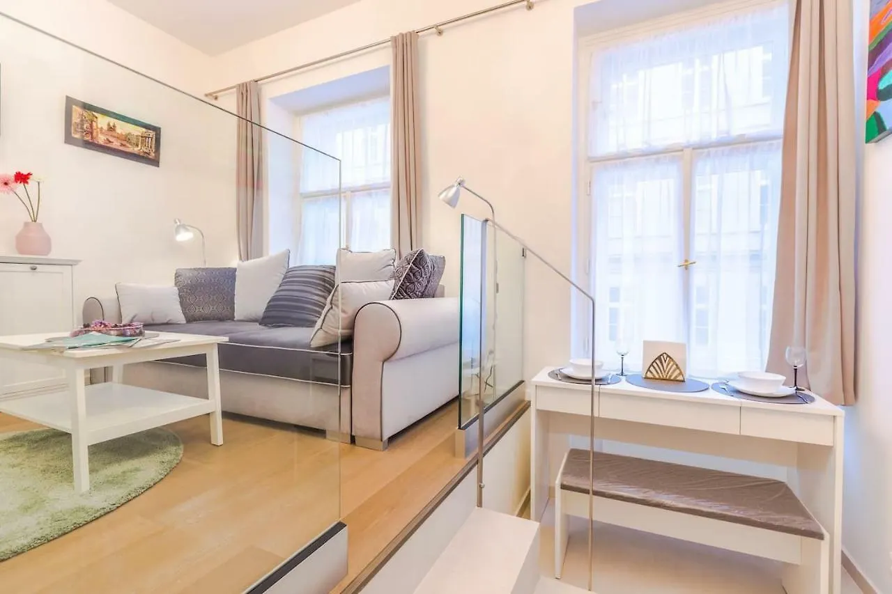 Chateau Savoy, Serikova 8 Apartment Prague